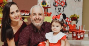 Daianny Nogueira com a família e a filha Liz, paciente da Conceptus