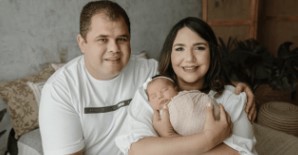 Keline e Levy com o bebê, pacientes da Conceptus