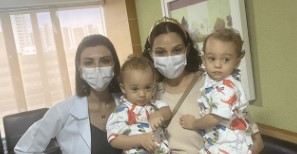 Richelle Rodrigues com seus filhos e a equipe da Conceptus