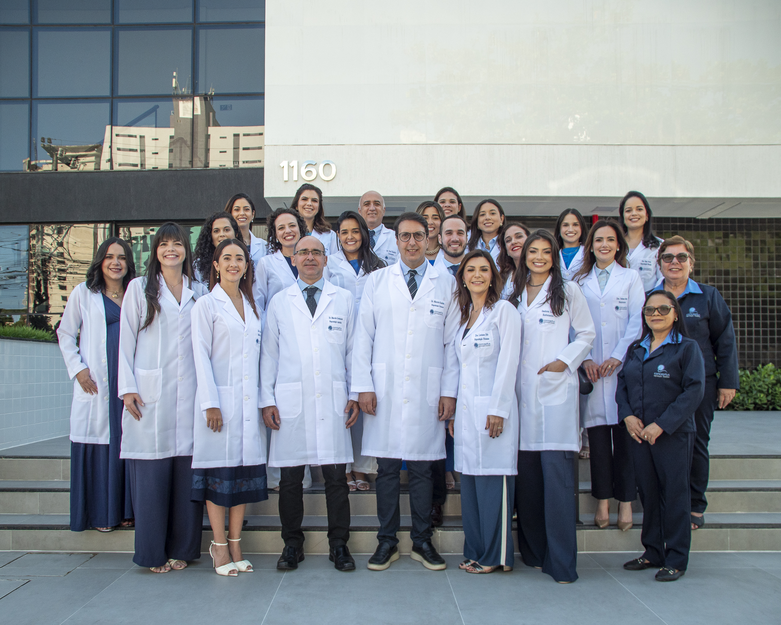 Equipe médica e multidisciplinar da Clínica Conceptus recebendo você
